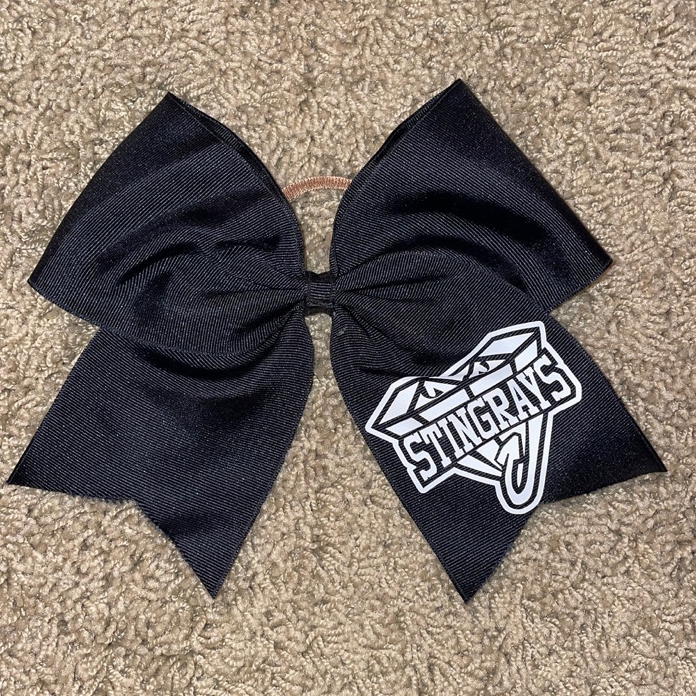 Black stingrays cheer bow